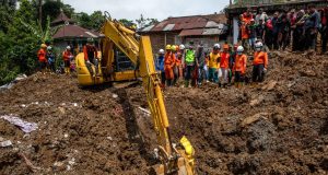 5 Fakta Terkait Bencana Tanah Longsor di Banjarnegara, 16 Orang Masih Hilang Tim pencari dan penyelamat gabungan terus melakukan upaya pencarian terhadap sejumlah warga yang dilaporkan hilang. Tampak dalam foto, petugas penyelamat berkumpul di sekitar ekskavator selama operasi pencarian korban di lokasi longsor di Desa Situkung, Banjarnegara, Jawa Tengah, pada Kamis 20 November 2025.