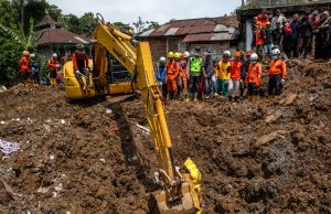 5 Fakta Terkait Bencana Tanah Longsor di Banjarnegara, 16 Orang Masih Hilang Tim pencari dan penyelamat gabungan terus melakukan upaya pencarian terhadap sejumlah warga yang dilaporkan hilang. Tampak dalam foto, petugas penyelamat berkumpul di sekitar ekskavator selama operasi pencarian korban di lokasi longsor di Desa Situkung, Banjarnegara, Jawa Tengah, pada Kamis 20 November 2025.
