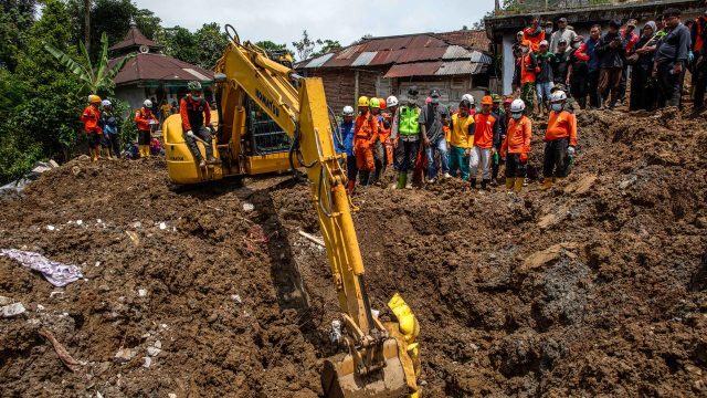 Tim pencari dan penyelamat gabungan terus melakukan upaya pencarian terhadap sejumlah warga yang dilaporkan hilang. Tampak dalam foto, petugas penyelamat berkumpul di sekitar ekskavator selama operasi pencarian korban di lokasi longsor di Desa Situkung, Banjarnegara, Jawa Tengah, pada Kamis 20 November 2025.