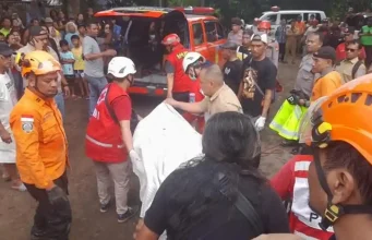 BREAKING NEWS : Tiga Pekerja Tertimbun Longsor Galian Septictank di Sleman, Satu Orang Tewas