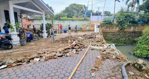 Detik-detik Tanggul Jebol di Margaasih Bandung: Rumah Terendam dan 2 Mobil Hanyut