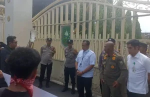 Mahasiswa Demo di Kantor Gubernur Riau: Soroti Dugaan Monopoli Harga Kelapa, PHK Massal Sambu Group